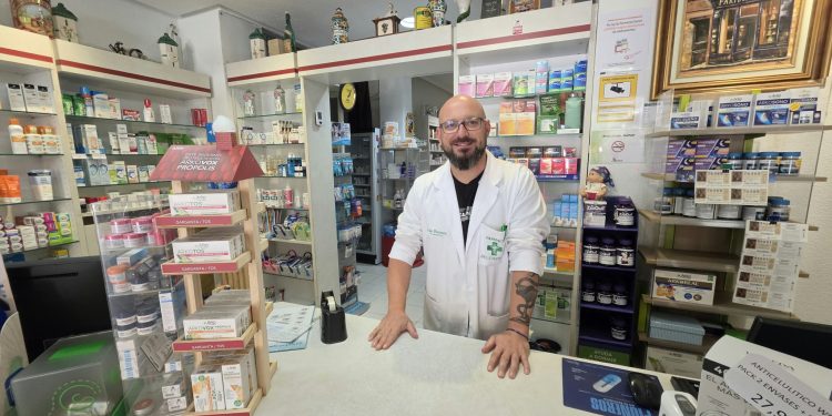 Iván Ramos, farmacéutico en Peñaranda: «Aquella capacidad de descifrar letras imposibles en una receta manuscrita tenía su mérito…era casi un superpoder farmacéutico. Con la receta electrónica hemos dejado atrás buena parte de ese problema»