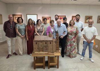 65.800 piezas y 22 años de labor en la maqueta de la iglesia de Peñaranda: el legado de Julián Sánchez y su familia al municipio