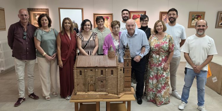 65.800 piezas y 22 años de labor en la maqueta de la iglesia de Peñaranda: el legado de Julián Sánchez y su familia al municipio