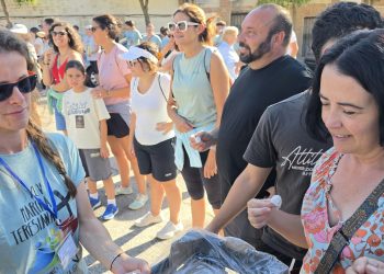 Aldeaseca de la Frontera comparte la histórica comunión de los higos en la plaza con los peregrinos de la XLVI Marcha Teresiana
