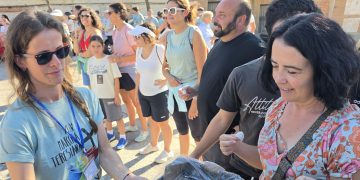 Aldeaseca de la Frontera comparte la histórica comunión de los higos en la plaza con los peregrinos de la XLVI Marcha Teresiana