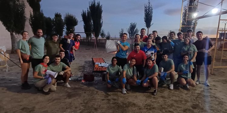 Nava de Sotrobal da el pistoletazo de salida a sus fiestas de San Miguel con una concurrida parrillada en el frontón polideportivo