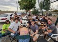 Nava de Sotrobal comparte su comida festiva en el parque y en el frontón con las patatas meneás como protagonistas del menú