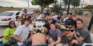 Nava de Sotrobal comparte su comida festiva en el parque y en el frontón con las patatas meneás como protagonistas del menú
