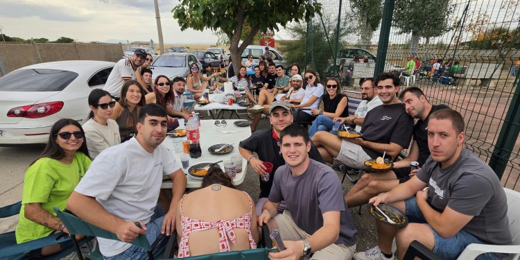 Nava de Sotrobal comparte su comida festiva en el parque y en el frontón con las patatas meneás como protagonistas del menú