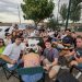 Nava de Sotrobal comparte su comida festiva en el parque y en el frontón con las patatas meneás como protagonistas del menú