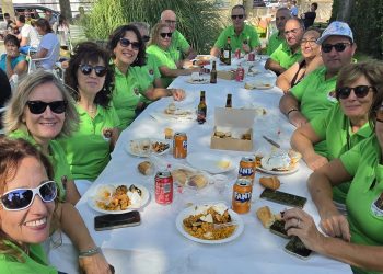 La última paella del verano se vive en Bóveda del Río Almar y reúne a 450 comensales en el parque municipal Miguel Delibes