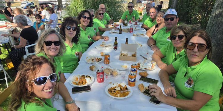 La última paella del verano se vive en Bóveda del Río Almar y reúne a 450 comensales en el parque municipal Miguel Delibes