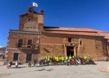 Los ciclomotores clásicos de Proyecto Hombre hacen parada en la comarca durante la VII Raid Solidaria que recorre Salamanca
