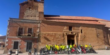 Los ciclomotores clásicos de Proyecto Hombre hacen parada en la comarca durante la VII Raid Solidaria que recorre Salamanca