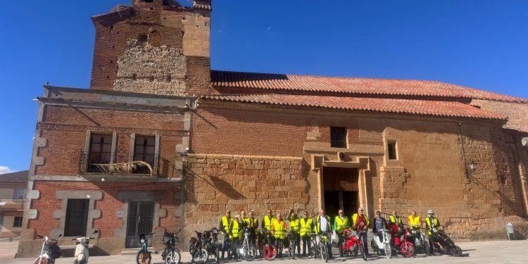 Los ciclomotores clásicos de Proyecto Hombre hacen parada en la comarca durante la VII Raid Solidaria que recorre Salamanca