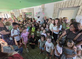 La Casita de Ratatouille triunfa en Peñaranda y reúne a niños y mayores en una animada merienda en Los Álamos Gastrolab