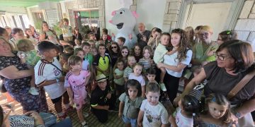 La Casita de Ratatouille triunfa en Peñaranda y reúne a niños y mayores en una animada merienda en Los Álamos Gastrolab