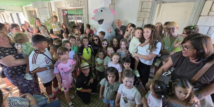 La Casita de Ratatouille triunfa en Peñaranda y reúne a niños y mayores en una animada merienda en Los Álamos Gastrolab