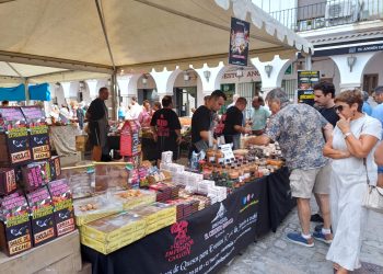 Peñaranda se llena de sabor, artesanía y productos de proximidad con su IV Feria Agroalimentaria y Artesana en la plaza Nueva