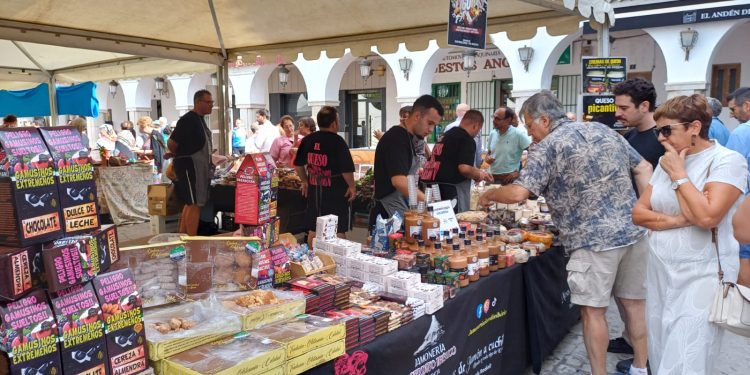 Peñaranda se llena de sabor, artesanía y productos de proximidad con su IV Feria Agroalimentaria y Artesana en la plaza Nueva