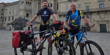 Curro Rossi y Álvaro Martín finalizan en Santiago de Compostela el Camino Portugués tras recorrer casi 700 kilómetros en bici