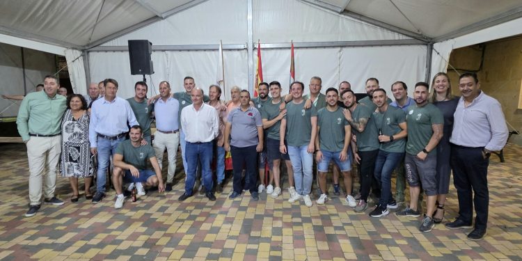 Tarazona de Guareña inaugura sus fiestas de San Miguel con el aplaudido pregón de la peña Resacoxis y respaldo institucional
