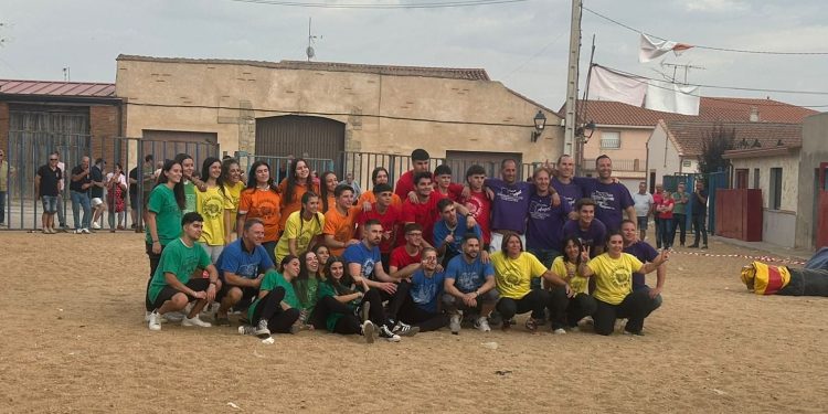 El Humor Amarillo regresa a Tarazona de Guareña con un gran ambiente de espectadores animando a las peñas participantes
