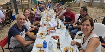 Zorita de la Frontera disfruta de un guiso de patatas con costilla con un chaparrón incluido durante el reparto de las raciones