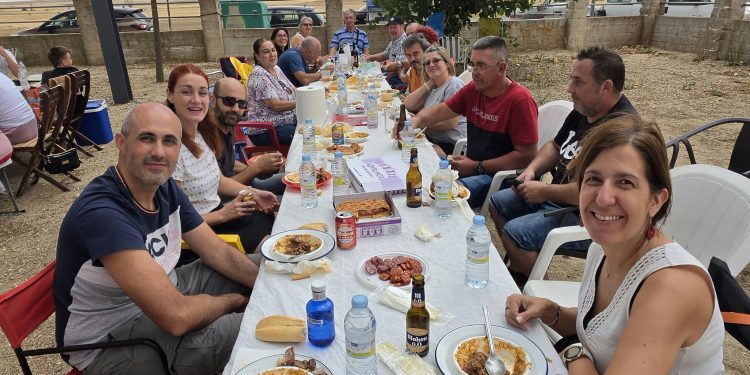 Zorita de la Frontera disfruta de un guiso de patatas con costilla con un chaparrón incluido durante el reparto de las raciones