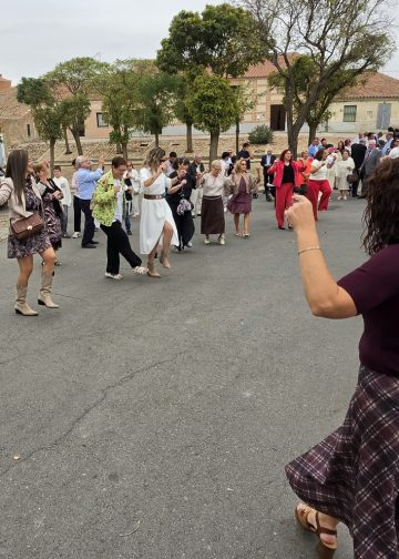 Zorita de la Frontera se despide de San Miguel Arcángel por este año y le acompaña en procesión con los típicos bailes