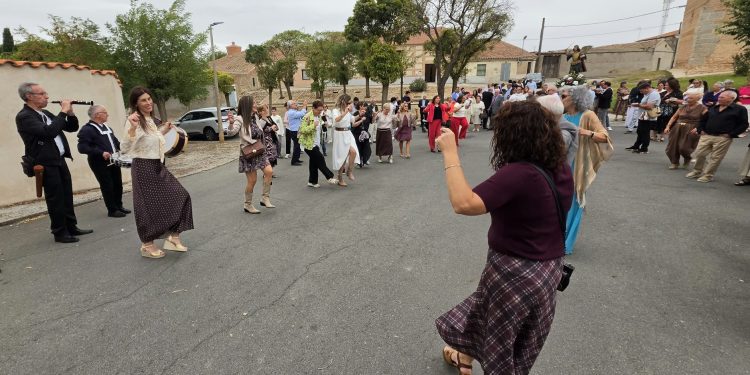 Zorita de la Frontera se despide de San Miguel Arcángel por este año y le acompaña en procesión con los típicos bailes
