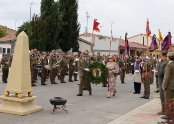 Paradinas de San Juan rinde homenaje a la bandera de España en un solemne y emotivo acto con autoridades civiles y militares