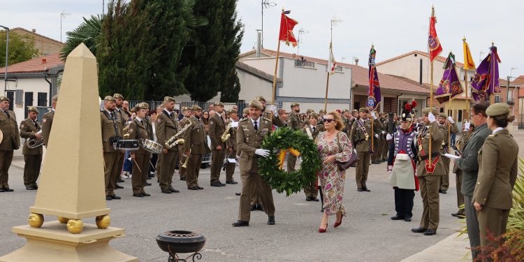 Paradinas de San Juan rinde homenaje a la bandera de España en un solemne y emotivo acto con autoridades civiles y militares