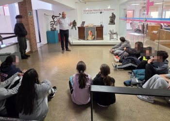 ¿Quién era Germán Sánchez Ruipérez?: alumnos de Peñaranda visitan la exposición en el CDS y descubren al mecenas local