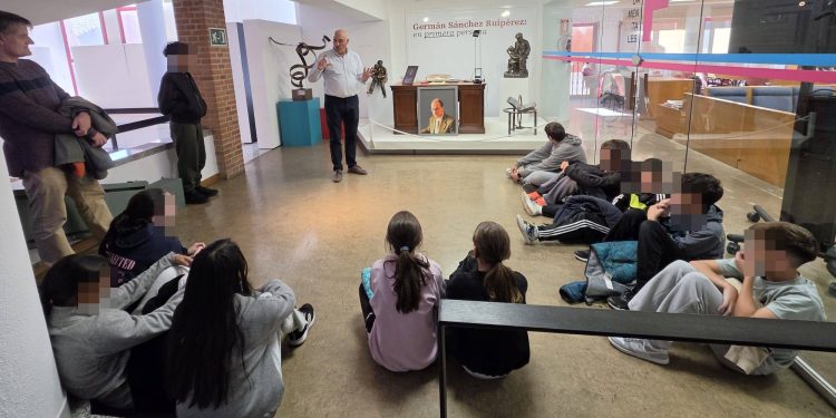 ¿Quién era Germán Sánchez Ruipérez?: alumnos de Peñaranda visitan la exposición en el CDS y descubren al mecenas local