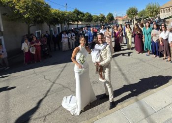Aldeaseca de la Frontera y Canarias se unen en la boda de Aduen y Vicky que ha oficiado el padre de la novia y edil del Ayuntamiento