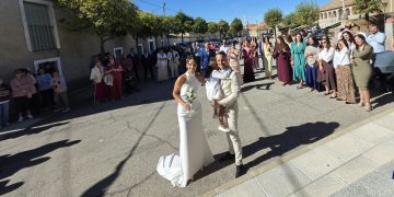 Aldeaseca de la Frontera y Canarias se unen en la boda de Aduen y Vicky que ha oficiado el padre de la novia y edil del Ayuntamiento