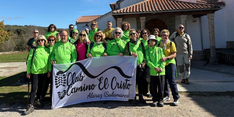 El club de senderismo Camino El Cristo, de Alaraz, recorre la ruta a la ermita del Cristo de Cabrera y el castillo de Santa Cruz