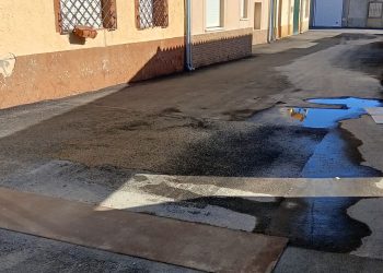 Quejas vecinales en El Campo de Peñaranda por las deficiencias tras la pavimentación asfáltica de la calle Jacinto Benavente