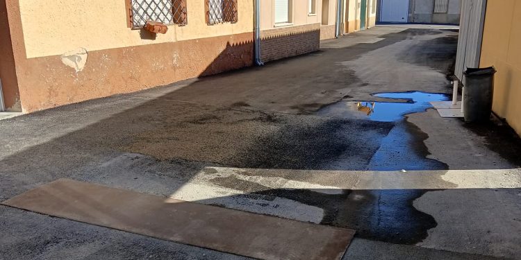 Quejas vecinales en El Campo de Peñaranda por las deficiencias tras la pavimentación asfáltica de la calle Jacinto Benavente