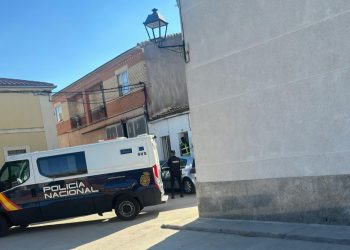 Despliegue de la Policía Nacional en Cantalpino donde los agentes han registrado una vivienda junto al parque municipal