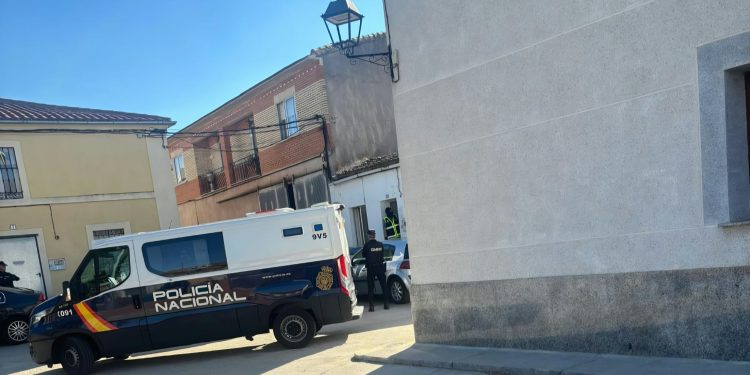 Despliegue de la Policía Nacional en Cantalpino donde los agentes han registrado una vivienda junto al parque municipal
