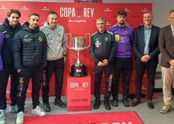 La Copa del Rey Mapfre hace parada en la oficina de Peñaranda y desata la pasión futbolera entre numerosos vecinos y aficionados