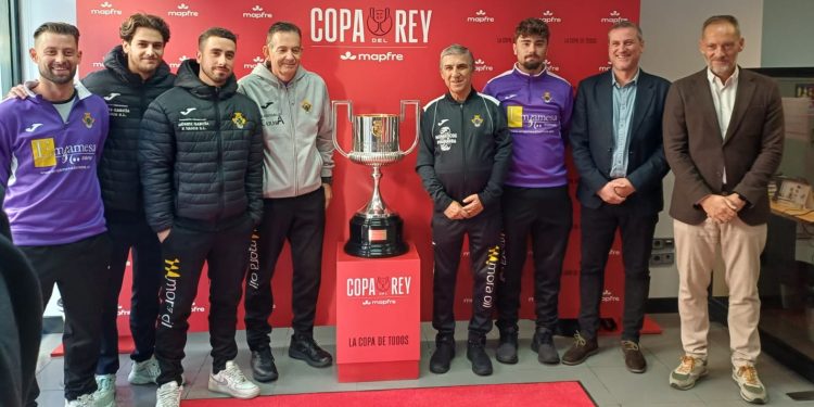La Copa del Rey Mapfre hace parada en la oficina de Peñaranda y desata la pasión futbolera entre numerosos vecinos y aficionados