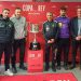 La Copa del Rey Mapfre hace parada en la oficina de Peñaranda y desata la pasión futbolera entre numerosos vecinos y aficionados