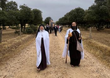 La lluvia acompaña la jornada entre Duruelo y Mancera de Abajo con San Juan de la Cruz y Santa Teresa como protagonistas