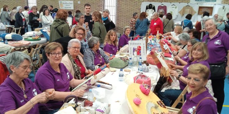 Las encajeras peñarandinas participan en el encuentro invernal «Bolilla 2026» que se celebra hoy, sábado, en Valladolid