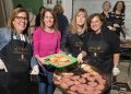 La «lomada» popular en Mancera de Abajo reúne a los vecinos en una animada cena con la plazoleta de las peñas como epicentro