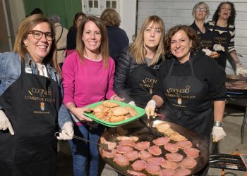 La «lomada» popular en Mancera de Abajo reúne a los vecinos en una animada cena con la plazoleta de las peñas como epicentro