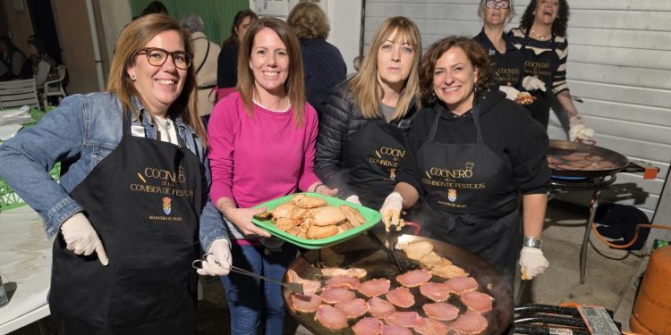 La «lomada» popular en Mancera de Abajo reúne a los vecinos en una animada cena con la plazoleta de las peñas como epicentro