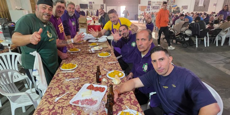 Último «empujón» para el paso del Medinaceli con la comida de hermandad organizada por la cofradía nazarena en Peñaranda
