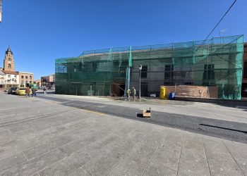 Peñaranda recupera la normalidad en el tráfico en las plazas tras la retirada de la grúa de las obras del Palacio de los Condes