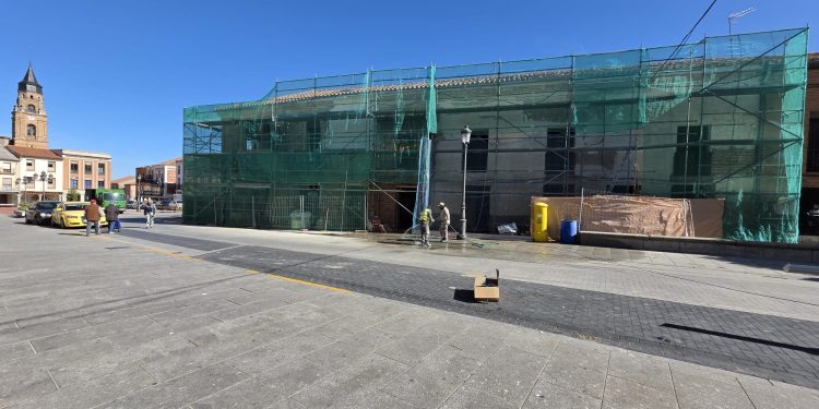 Peñaranda recupera la normalidad en el tráfico en las plazas tras la retirada de la grúa de las obras del Palacio de los Condes