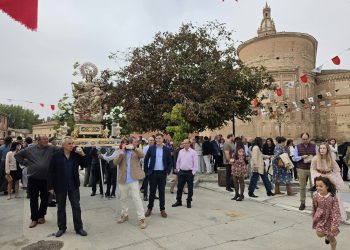 Bailes y vivas a la Virgen del Rosario en el día grande de las fiestas de Rágama que siguen hoy con parque infantil y aperitivo popular